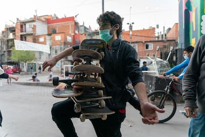 La escuela lleva skates para los chicos que no tienen tabla propia.