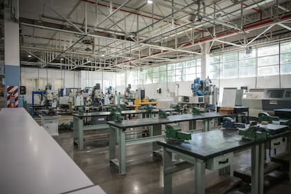 La escuela mantiene un programa de pasantías universitarias para promover la inserción laboral