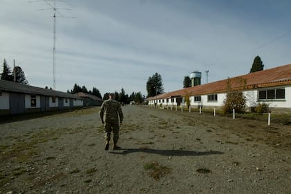 La escuela Militar de Montaña Juan Domingo Perón está situada dentro de las 180 héctareas que están en litigio con la comunidad mapuche