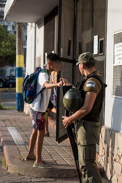 La escuela Nº 6430 Isabel La Católica, en la zona sur de Rosario, fue baleada hace pocos días y hoy es custodiada por gendarmes