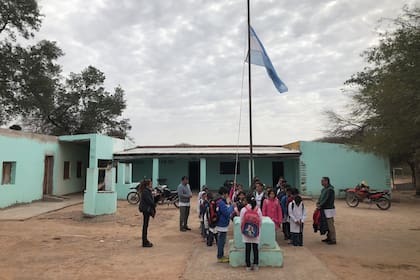 La escuela no solo no tiene calefacción sino que desde hace un año se rompieron los paneles solares y tampoco tienen luz eléctrica