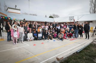 Ford remodeló una escuela en Chubut y realizó un encuentro con estudiantes de otra iniciativa educativa en su planta