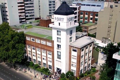 La escuela ORT tiene entrada para la secundaria por Avenida del Libertador y para la primaria, por Montañeses al 2800