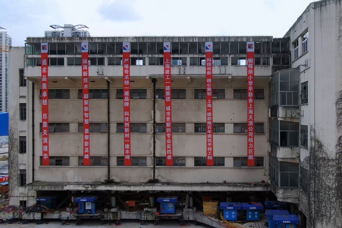 La escuela primaria Lagena fue construida en 1935, y para preservar este edificio histórico y al mismo tiempo hacer lugar para una nueva construcción, lo movieron 61,7 metros y lo reubicaron