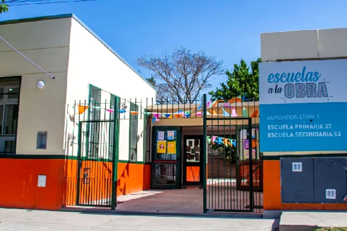 La Escuela Primaria °37 de Berazategui, uno de las presuntos colegios bonaerenses que debió suspender la implementación de la jornada completa