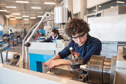 La escuela Rocca, fundada por la empresa Tenaris en 2013, tiene capacidad para 440 alumnos; el 100% cuenta con beca parcial o total