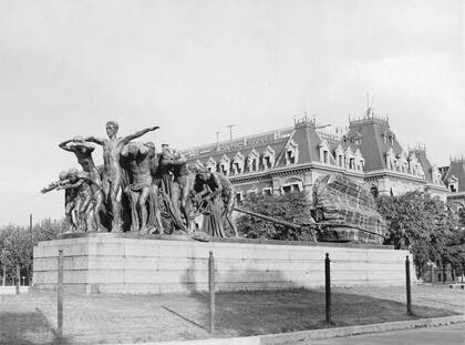 La escultura “Canto al Trabajo” de Rogelio Yrurtia. Detrás, el Ministerio de Agricultura, Ganadería y Pesca, conocido como “Las Mellizas”, sobre Av. Paseo Colón.