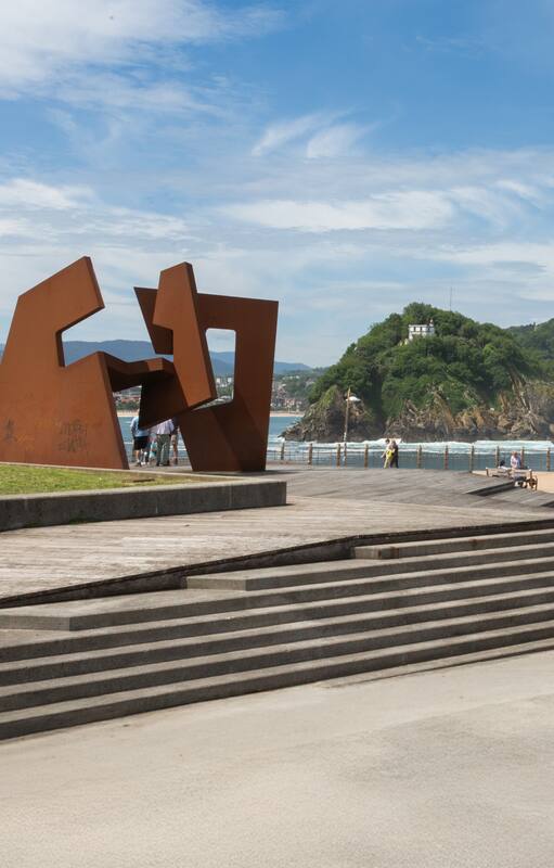 La escultura Construcción vacía, de Jorge Oteiza, frente al mar Cantábrico