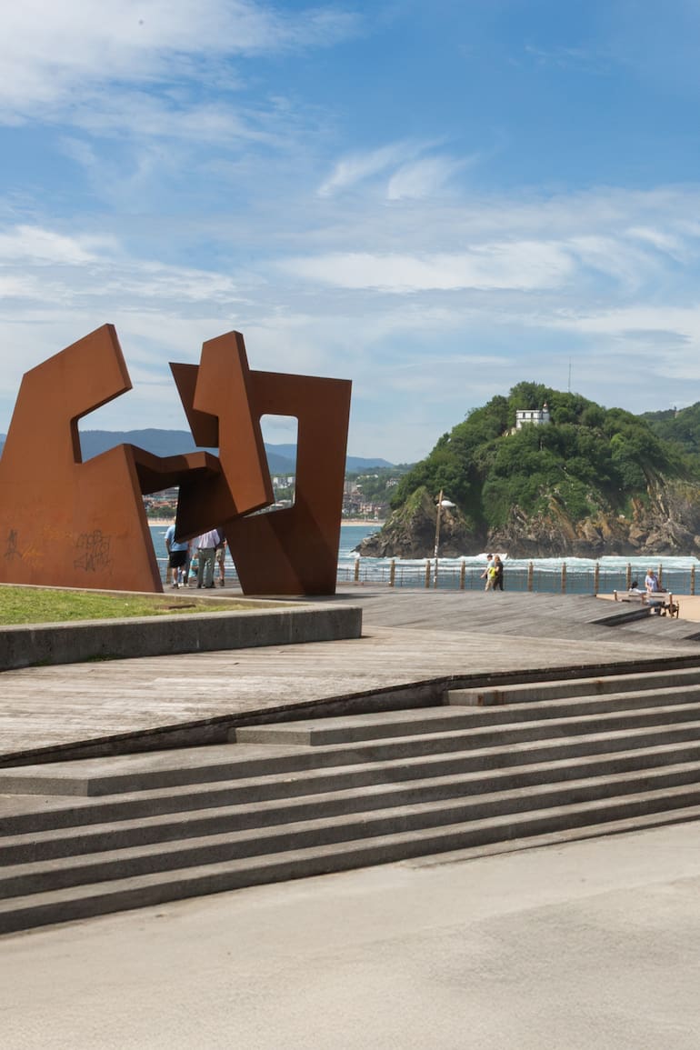 La escultura Construcción vacía, de Jorge Oteiza, frente al mar Cantábrico
