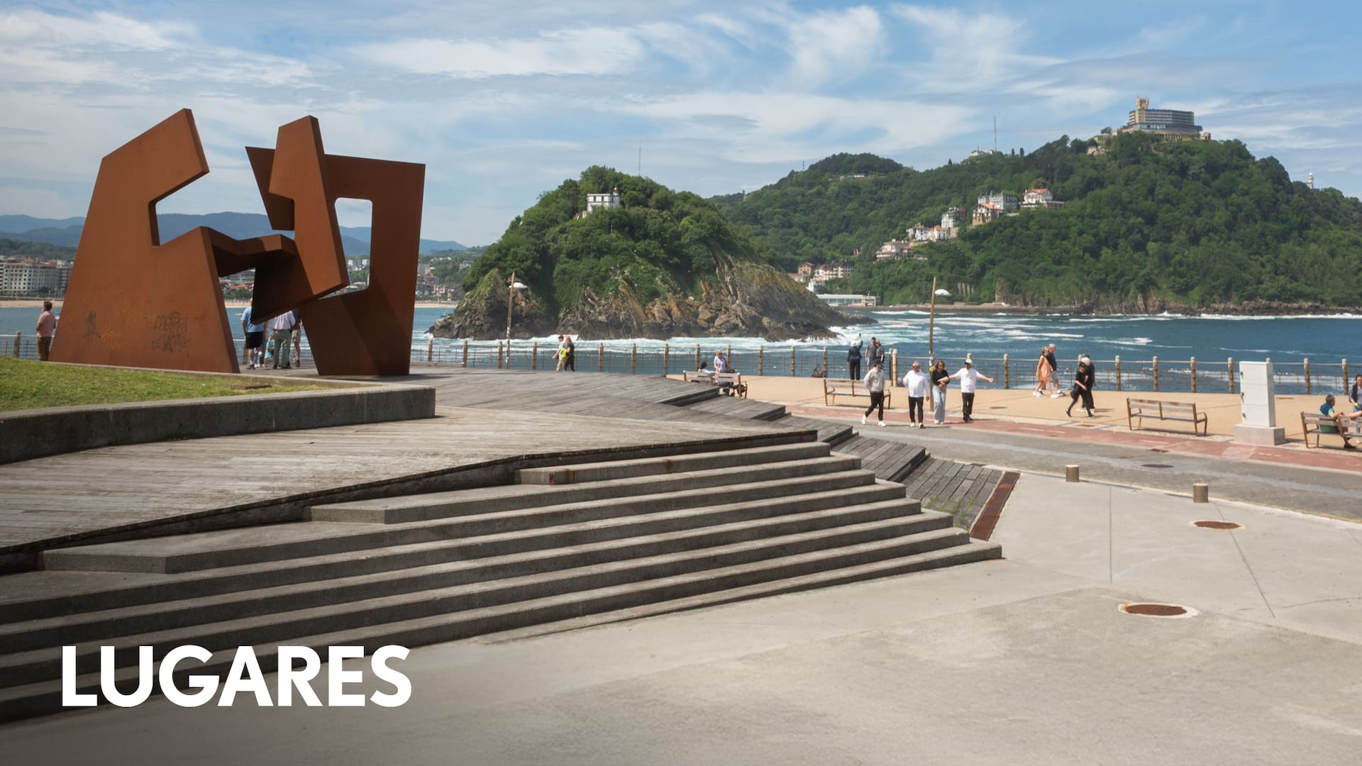 La escultura Construcción vacía, de Jorge Oteiza, frente al mar Cantábrico