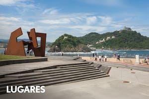 La escultura Construcción vacía, de Jorge Oteiza, frente al mar Cantábrico