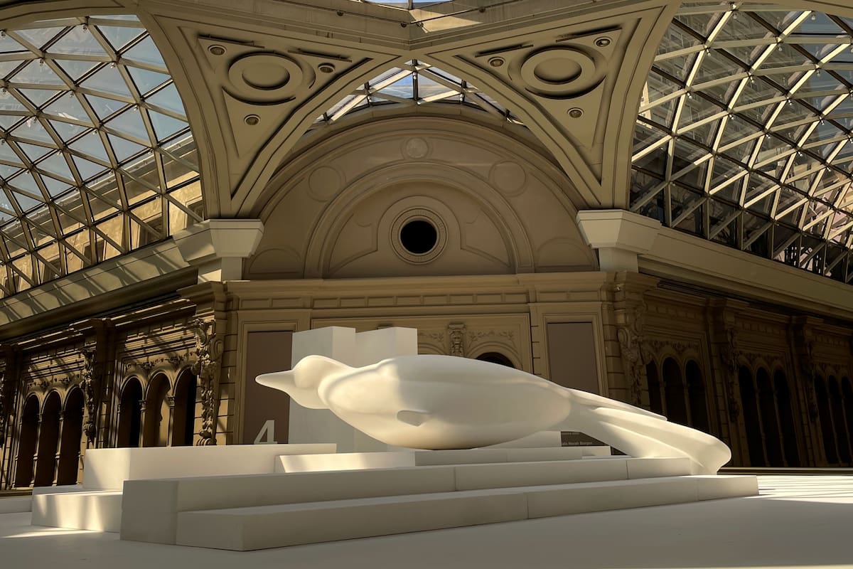 La escultura creada por Elba Bairon, bajo la cúpula vidriada del centro cultural