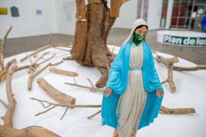 La escultura cuestionada integra una exposición sobre arte y género, en el Centro Cultural Haroldo Conti, dependiente de la secretaría de Derechos Humanos, que aseguró: "Fuimos sorprendidos en nuestra buena fe, sino hubiésemos objetado su exposición"