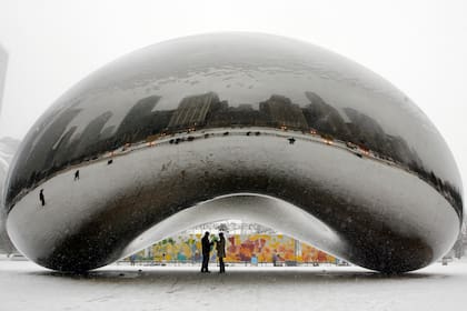 La escultura de 110 toneladas de Anish Kapoor llamada "Cloud Gate" y apodada "The Bean" en Millennium Park en Chicago