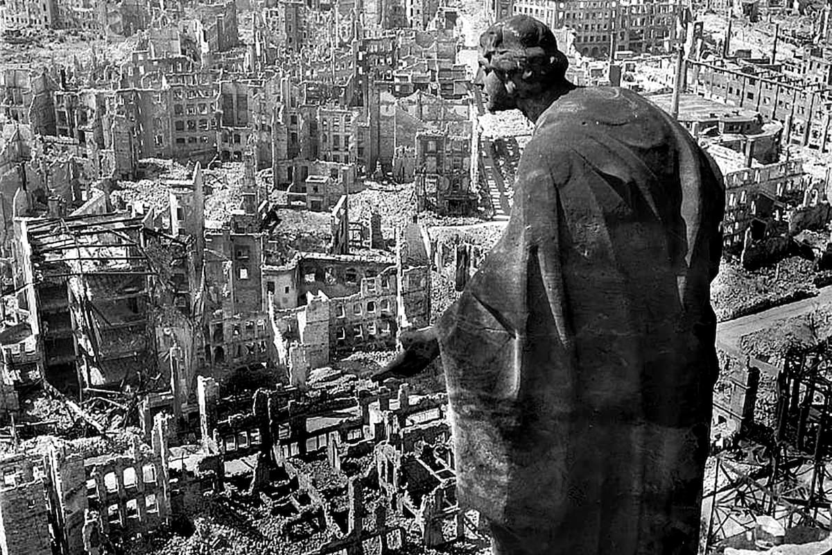 La escultura de August Schreitmueller "Guete", o "Bondad" en la torre del Ayuntamiento con vistas a la ciudad destruida de Dresde