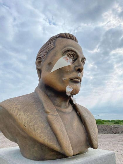 La escultura de Elon Musk en Texas fue vandalizada y una parte de la capa externa de la cara fue retirada