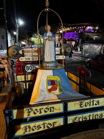 La escultura de Eva Perón ya fue trasladada por la camioneta rastrojero que el sábado la acompañará en la procesión