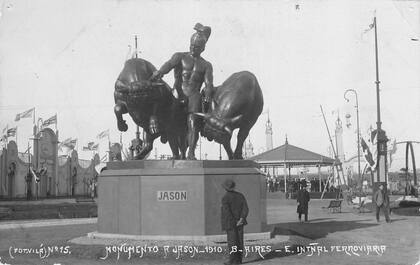 La escultura de Jason y los toros de Aetes. Actualmente está en el zoológico de Leipzig, Alemania.