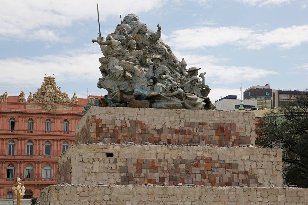 La escultura de Juana Azurduy le dice adiós a la Casa Rosada y viaja hacia el Centro Cultural Kirchner