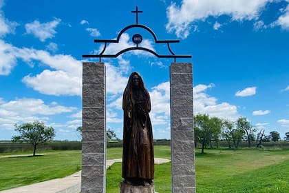 La escultura de madera en homenaje a Mama Antula, en Navarro