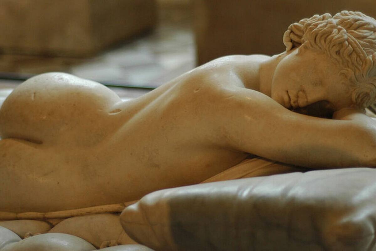 La escultura de mármol "Hermafrodito durmiente" reposa en el Museo del Louvre