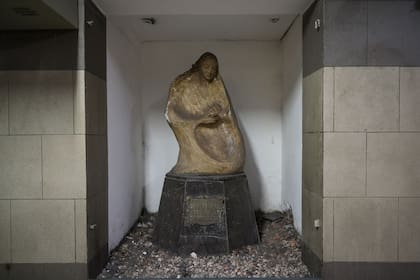 La escultura de Nilda Toledo Guma en una hornacina del vestíbulo de la estación Bolívar de la Línea E