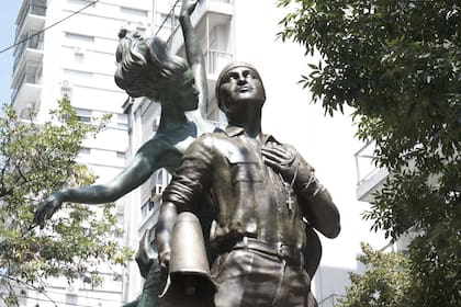 La escultura del artista Eric Dawidson en homenaje a Leonardo Favio emplazada en Villa Crespo