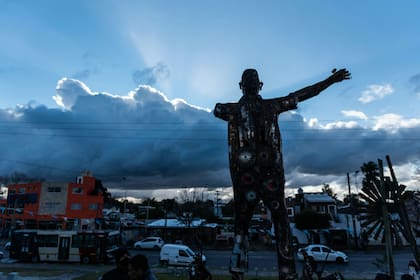 La escultura del Indio Solari en el amanecer de Ramos Mejía. Fuente: Facebook/una obra redonda.