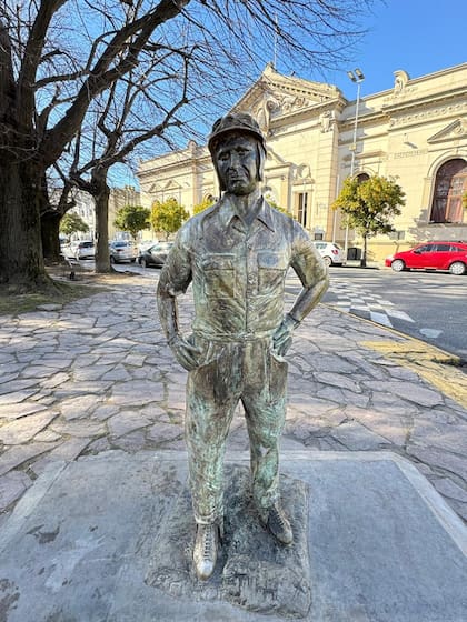 La escultura del piloto a escala natural en las afueras del museo donde todos los visitantes se sacan "la foto"