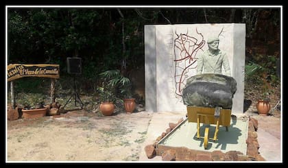 La escultura del vasco en la plazoleta en su honor, en Iguazú.