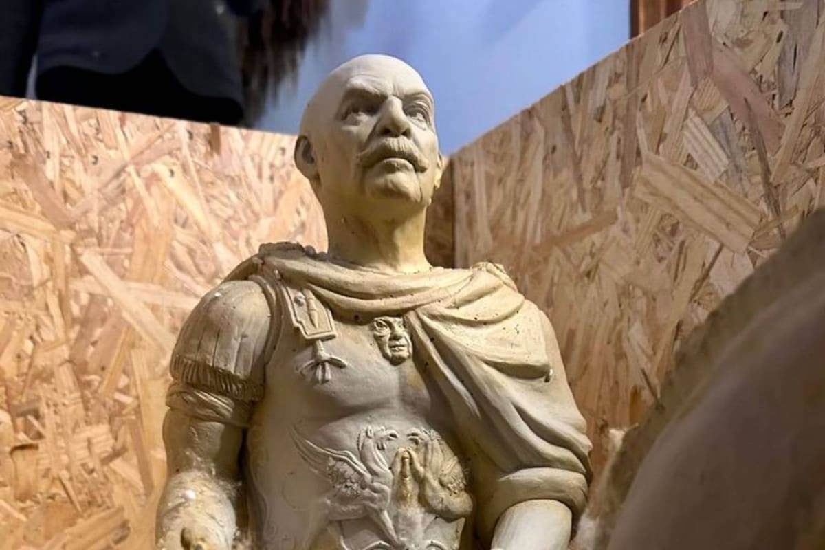 La escultura ecuestre de Martín Caparrós fue hecha por el productor periodístico Manuel Amor