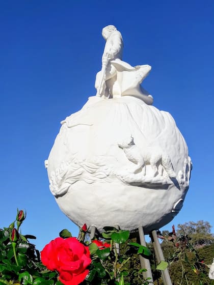 La escultura El Principito y su Asteroide, de la artista entrerriana Amanda Mayor
