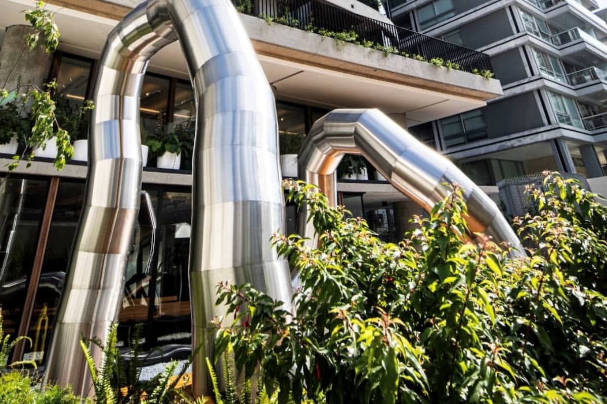 La escultura emplazada en el edificio Donna Terra, en Caballito, con la que ganó el Premio Azcuy, funciona como un receptor de desechos orgánicos