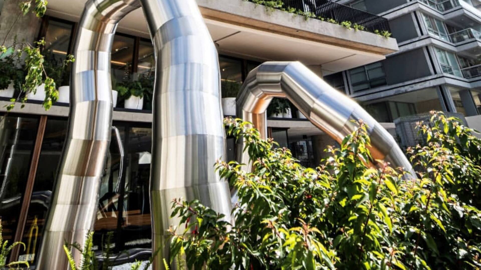 La escultura emplazada en el edificio Donna Terra, en Caballito, con la que ganó el Premio Azcuy, funciona como un receptor de desechos orgánicos