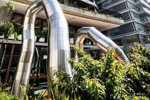La escultura emplazada en el edificio Donna Terra, en Caballito, con la que ganó el Premio Azcuy, funciona como un receptor de desechos orgánicos
