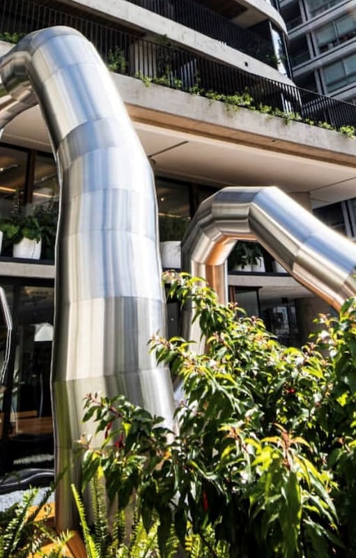 La escultura emplazada en el edificio Donna Terra, en Caballito, con la que ganó el Premio Azcuy, funciona como un receptor de desechos orgánicos