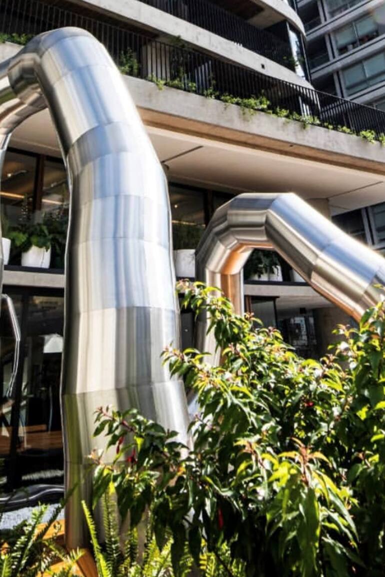 La escultura emplazada en el edificio Donna Terra, en Caballito, con la que ganó el Premio Azcuy, funciona como un receptor de desechos orgánicos