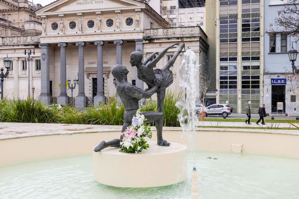 La escultura Homenaje al Ballet Nacional se destaca mejor ahora en medio de la fuente restaurada
