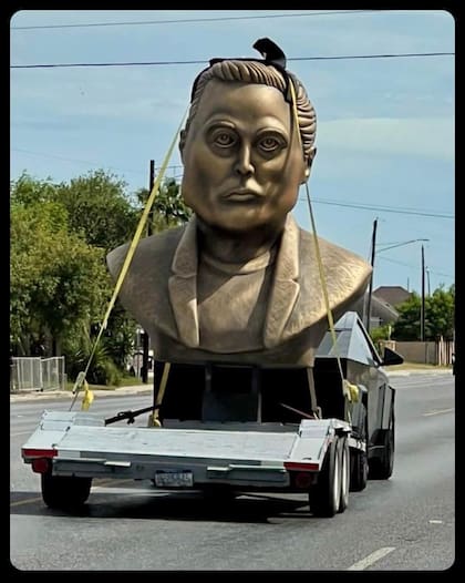 La escultura mide aproximadamente 2,7 metros de altura