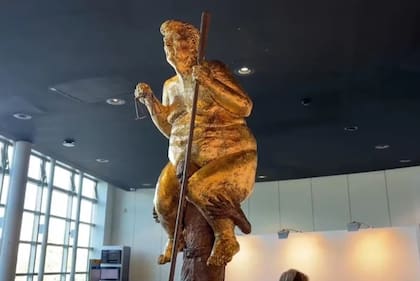 La escultura mide más de dos metros de alto