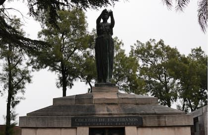 La escultura original de La Justicia, del artista Rogelio Yrurtia, corona la bóveda del Colegio de Escribanos