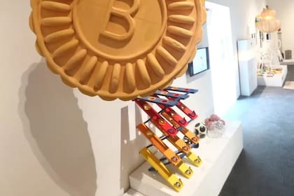 La escultura "Qué feliz soy con mi galle preferida (1997)", de Martín Di Paola, exhibida en Malba, se subastó anoche en Roldán