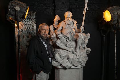 La escultura realizada por Carlos Benavídez del dios Baco con el rostro de Lino Patalano da un indicio mágico