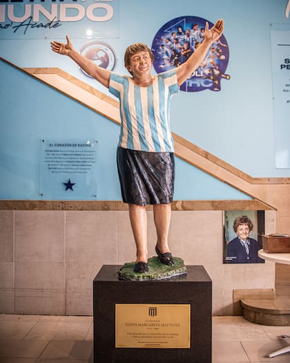 La escultura realizada por Hugo Ciciro en 2019, bajo la gestión del Departamento de Cultura de aquel entonces: Mattiussi, con los brazos abiertos y una camiseta de la Academia, con una amplia sonrisa