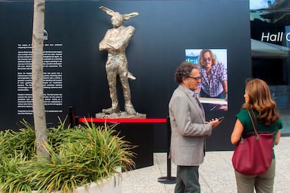 La escultura realizada por Johnny Depp está en el ingreso a la Feria de Arte Contemporáneo de Estambul