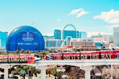 La Esfera de Las Vegas publicita el Super Bowl LVIII y trenes urbanos llevan mensajes ("el reino de Chiefs", "háganlo por la bahía") de aliento a Kansas City, que se enfrentará con San Francisco 49ers en la final del fútbol americano.
