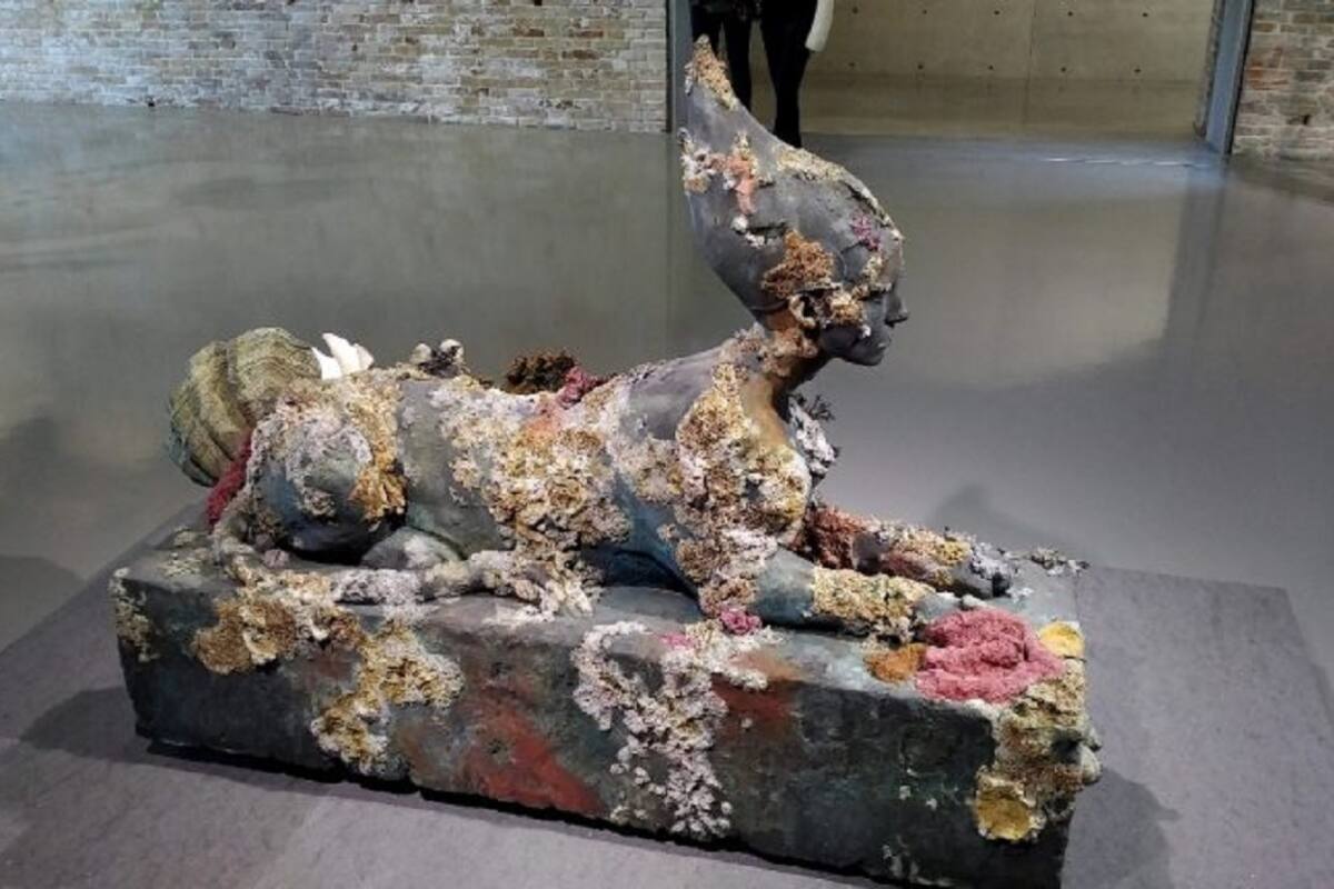 La Esfinge, la escultura de Damien Hirst embestida por el auto