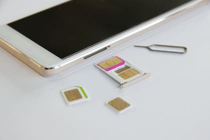 La eSIM permite prescindir del chip que se inserta en el teléfono, porque ya viene incorporado en el dispositivo; todavía no funciona en la Argentina