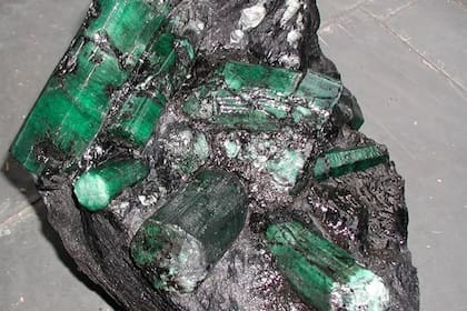 La esmeralda de Bahía es una masa en bruto de esquisto negro salpicado de cristales verdes y una gran disputa entre Estados Unidos y Brasil.