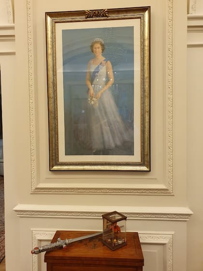 La espada de Gryffindor junto a un retrato de la reina Isabel